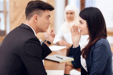 adam ve kadın onları bekleyen hijab kadında ise söz