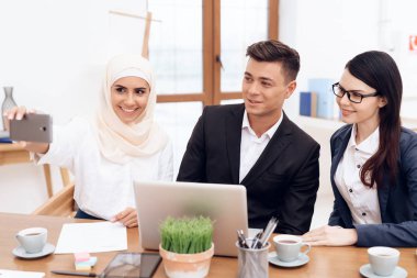 selfie onun meslektaşları ile yapma hijab kadında