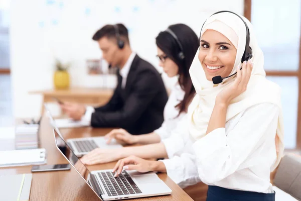 Arabische Vrouw Haar Collega Werken Van Exploitanten Callcenter — Stockfoto