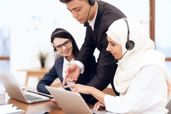 Arabische Vrouw Haar Collega Werken Van Exploitanten Callcenter — Stockfoto