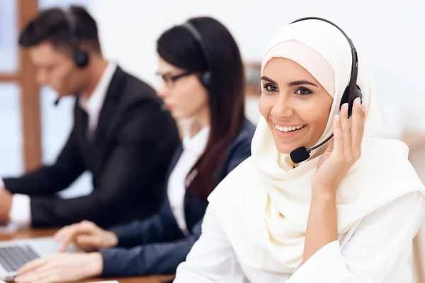 Arabskie Kobiety Jej Koledzy Pracy Operatorów Infolinii — Zdjęcie stockowe