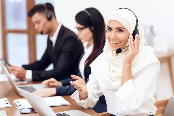 Arabskie Kobiety Jej Koledzy Pracy Operatorów Infolinii — Zdjęcie stockowe