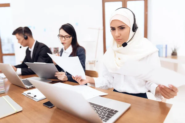 Arabische Vrouw Haar Collega Werken Van Exploitanten Callcenter — Stockfoto