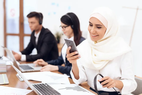 Arabische Vrouw Hijab Kijken Naar Telefoon Kantoor — Stockfoto