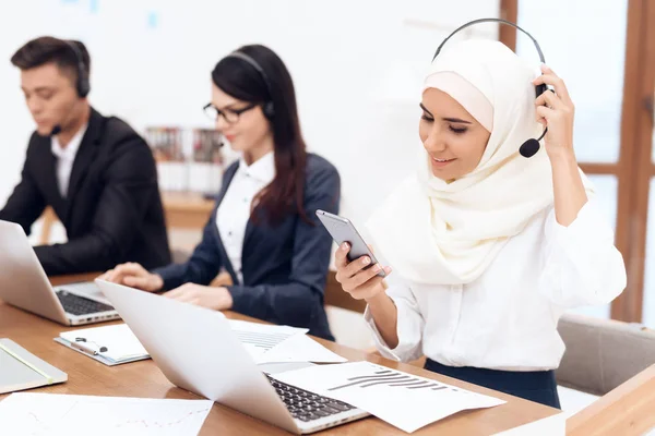 Femeia Arabă Colegii Care Lucrează Call Center — Fotografie, imagine de stoc