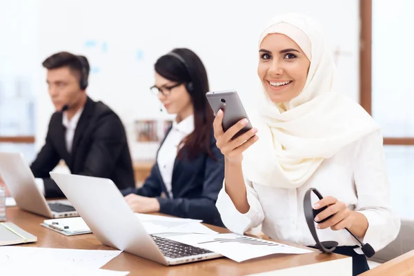 Arabská Žena Hidžábu Při Pohledu Telefon Kanceláři — Stock fotografie