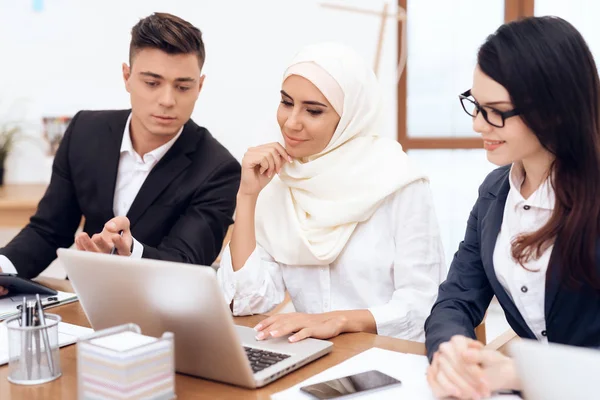 Mujer Árabe Hiyab Trabajando Oficina Junto Con Sus Colegas — Foto de Stock