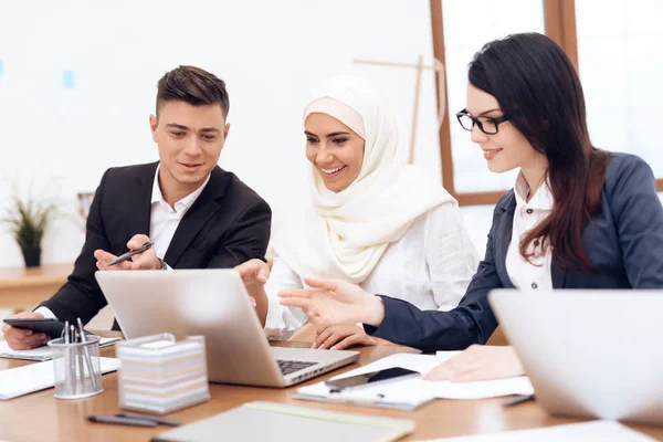 Femeia Arabă Hijab Care Lucrează Birou Împreună Colegii — Fotografie, imagine de stoc