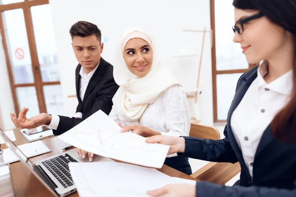 Mujer Árabe Hiyab Trabajando Oficina Junto Con Sus Colegas — Foto de Stock