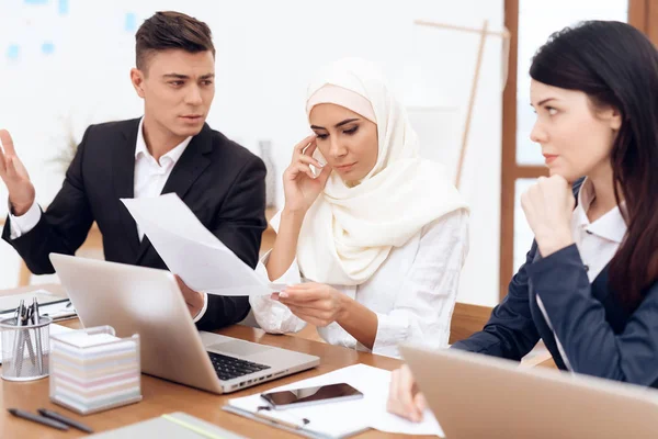 Man Maken Aanspraak Vrouw Hijab Terwijl Collega Werkzaam Kantoor — Stockfoto