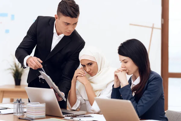 Man Maken Aanspraak Vrouw Hijab Terwijl Collega Werkzaam Kantoor — Stockfoto