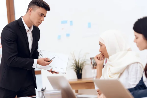 Man Maken Aanspraak Vrouw Hijab Terwijl Collega Werkzaam Kantoor — Stockfoto