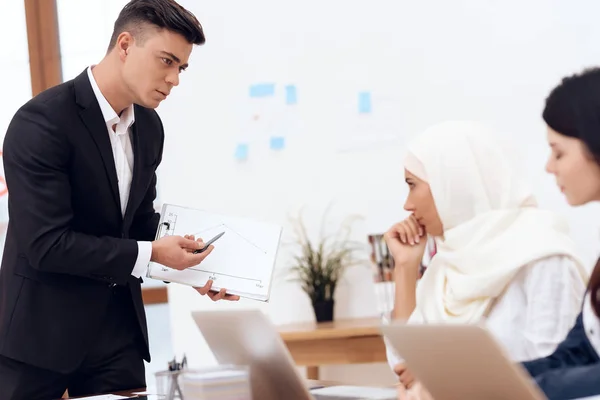 Hombre Haciendo Reclamo Mujer Hijab Mientras Que Colegas Que Trabajan — Foto de Stock