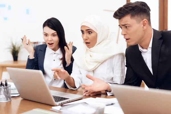 Mujer Árabe Hiyab Trabajando Oficina Junto Con Sus Colegas — Foto de Stock