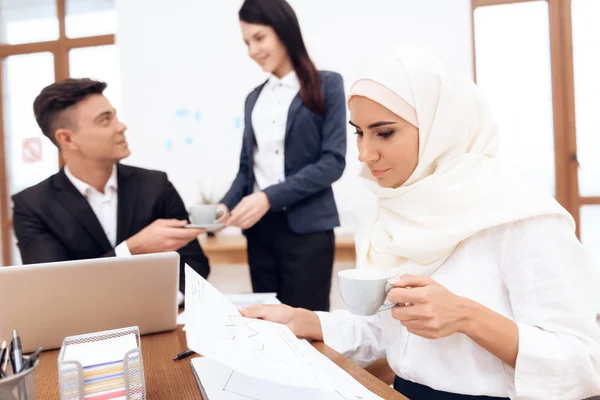 Mujer Árabe Hiyab Trabajando Oficina Junto Con Sus Colegas — Foto de Stock