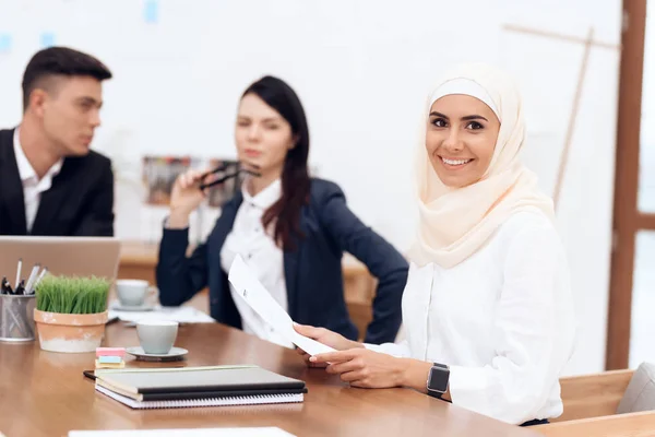 Arabische Vrouw Hijab Werken Office Samen Met Collega — Stockfoto