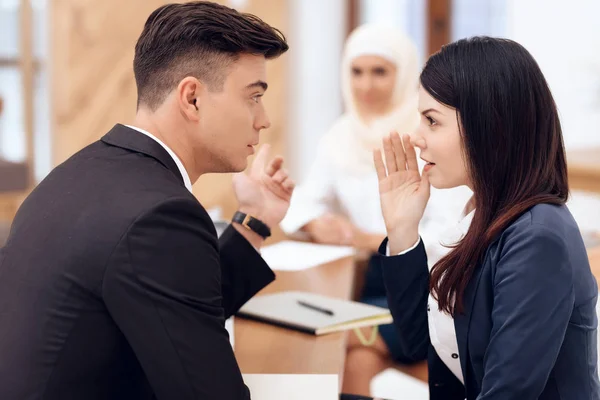 Hombre Mujer Hablando Mientras Mujer Hijab Les Espera — Foto de Stock