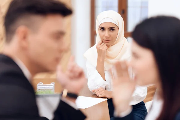 Mann Und Frau Reden Während Frau Hidschab Auf Sie Wartet — Stockfoto