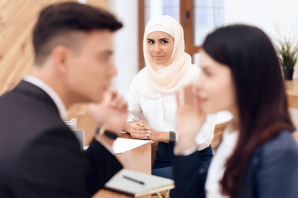 Man Vrouw Praten Terwijl Vrouw Hijab Wachten Hen — Stockfoto