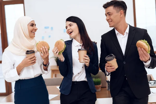 Ženy Hidžábu Její Kolegové Jíst Hamburger Pití Kávy — Stock fotografie