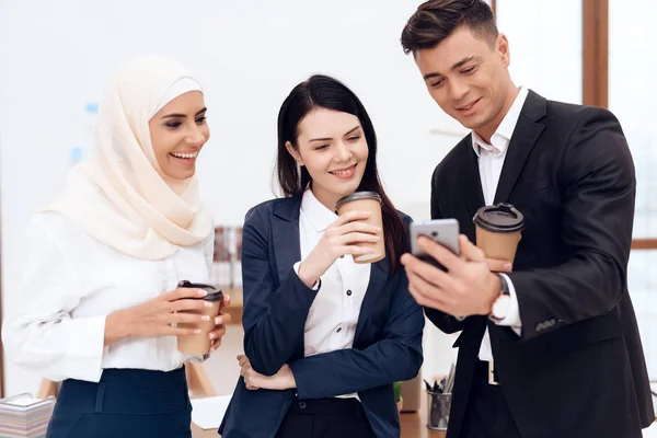 Dos Mujeres Hombre Tomando Café Viendo Algo Teléfono Inteligente — Foto de Stock