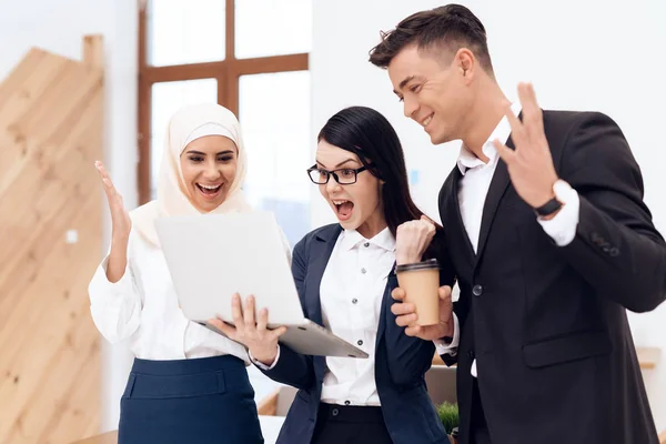 Dos Mujeres Hombre Tomando Café Viendo Algo Pantalla Del Ordenador — Foto de Stock