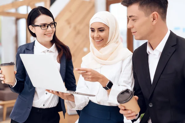 Zwei Frauen Und Ein Mann Trinken Kaffee Und Schauen Etwas — Stockfoto