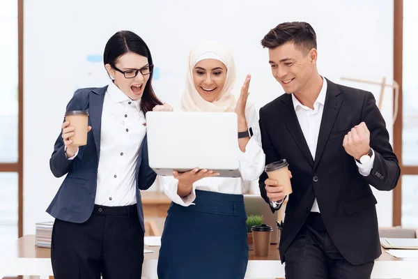 Zwei Frauen Und Ein Mann Trinken Kaffee Und Schauen Etwas — Stockfoto