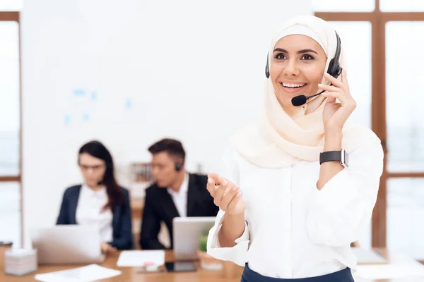 Vrouw Met Hijab Gesprek Reputatie Center Praten Telefoon — Stockfoto