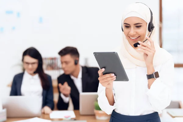 Kobieta Hidżab Stojący Call Center Gospodarstwa Komputera Typu Tablet — Zdjęcie stockowe