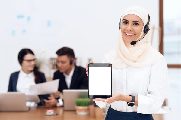 Kobieta Hidżab Stojący Call Center Gospodarstwa Komputera Typu Tablet — Zdjęcie stockowe