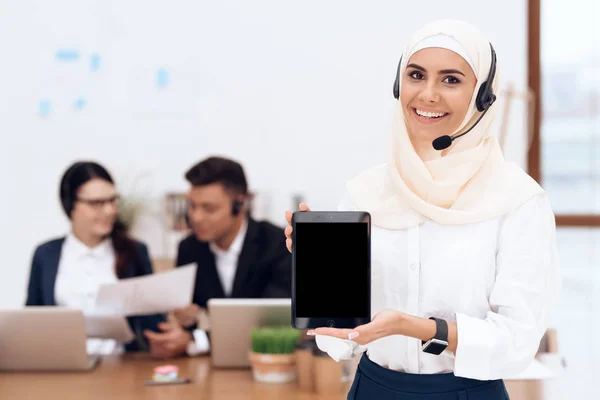 Vrouw Met Hijab Tegoed Call Center Bedrijf Tablet — Stockfoto