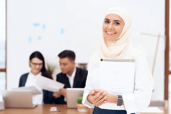 Vrouw Met Hijab Tegoed Callcenter Bedrijf Documenten — Stockfoto