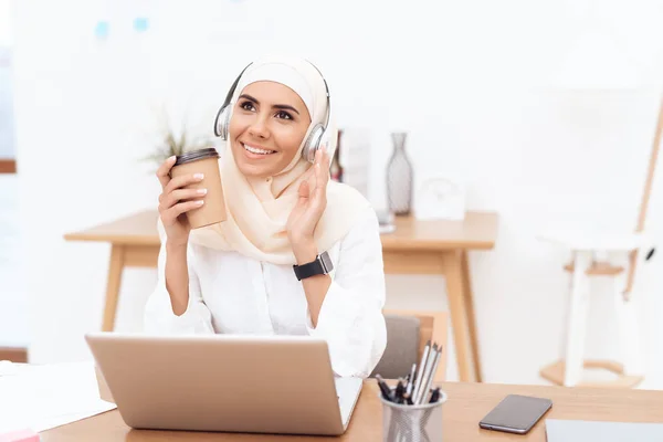Femeia Arabă Hijab Stând Lângă Laptop Ascultând Muzică Căști — Fotografie, imagine de stoc