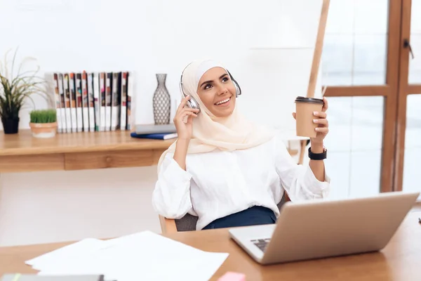 Arabische Vrouw Hijab Vergadering Buurt Van Laptop Luisteren Muziek Koptelefoon — Stockfoto