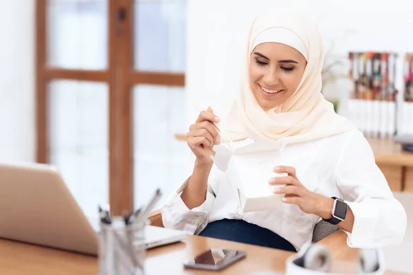 Araberin Hijab Beim Mittagessen Der Nähe Von Laptop Büro — Stockfoto