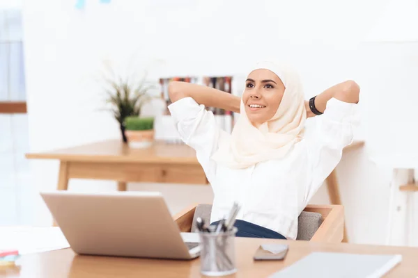 Arabische Vrouw Hijab Ontspannen Buurt Van Laptop — Stockfoto