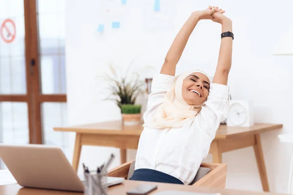 Arabische Vrouw Hijab Ontspannen Buurt Van Laptop — Stockfoto