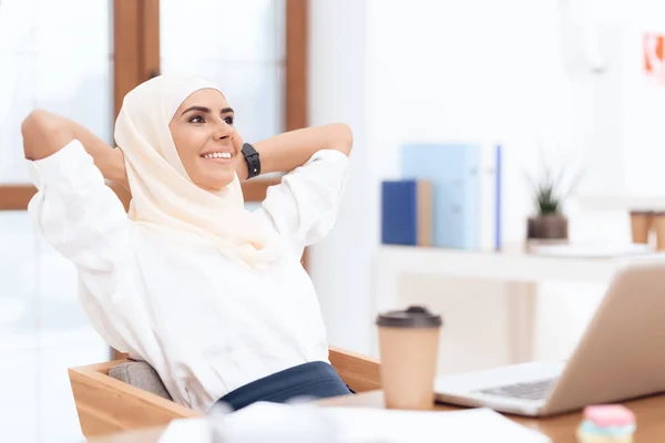 Arabische Vrouw Hijab Ontspannen Buurt Van Laptop — Stockfoto