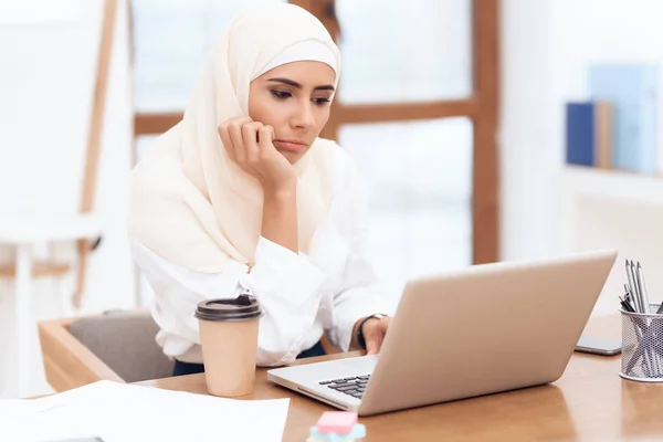 Arabische Vrouw Dragen Van Hoofddoek Zitten Moe Het Werk — Stockfoto