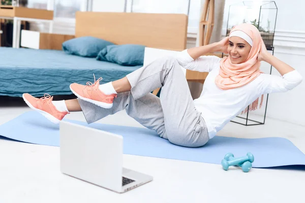 Araberin Schaut Laptop Und Turnt Schlafzimmer — Stockfoto