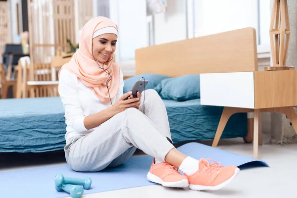 Araberin Hidschab Ruht Sich Nach Gymnastik Und Musikhören Auf Smartphone — Stockfoto