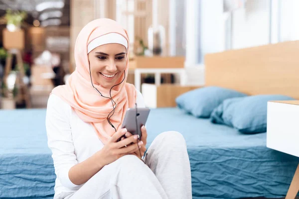 Araberin Hidschab Ruht Sich Nach Gymnastik Und Musikhören Auf Smartphone — Stockfoto