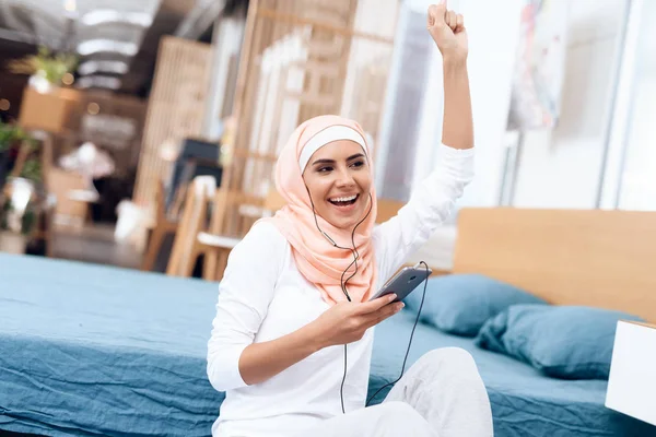 Araberin Hidschab Ruht Sich Nach Gymnastik Und Musikhören Auf Smartphone — Stockfoto