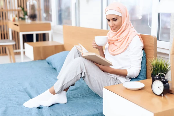 Araberin Trinkt Tee Und Liest Buch Bett — Stockfoto