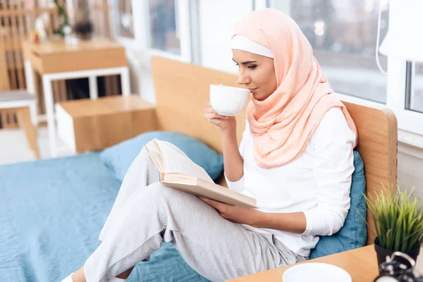 Araberin Trinkt Tee Und Liest Buch Bett — Stockfoto