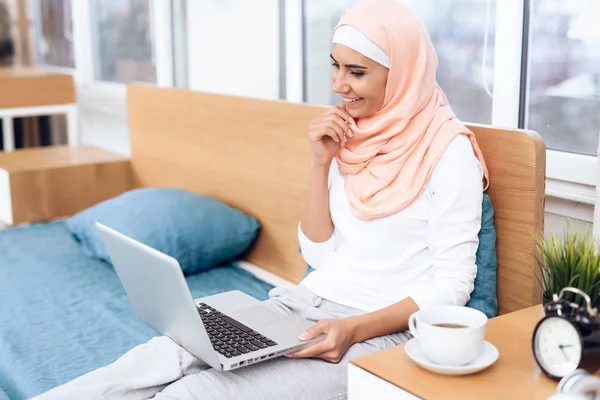 Araberin Trinkt Tee Und Arbeitet Bett Computer — Stockfoto