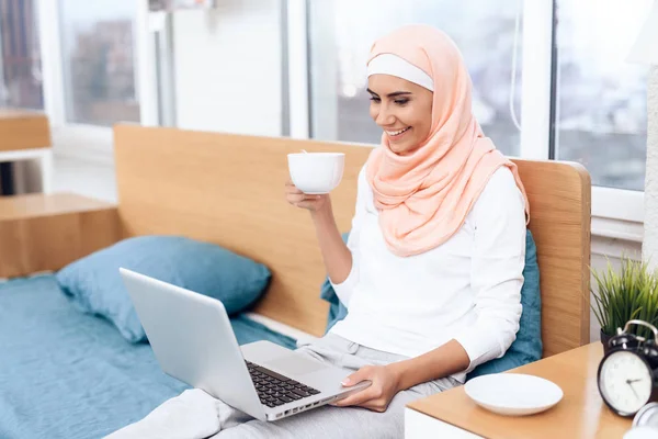 Araberin Trinkt Tee Und Arbeitet Bett Computer — Stockfoto