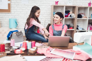 Anne ve kızı onlar birlikte dikiş atölyede çalışan bilgisayar ekranında arıyorsunuz