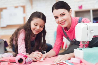 Anne ve kızı Dikiş Atölyesi giysilerle dikmek